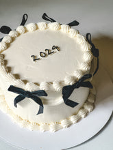 Load image into Gallery viewer, Bow vintage cake
