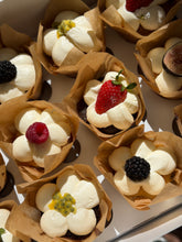 Load image into Gallery viewer, Flower Carrot Cupcakes
