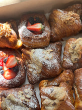 Load image into Gallery viewer, Assorted pastry basket
