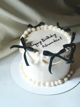 Load image into Gallery viewer, Bow vintage cake
