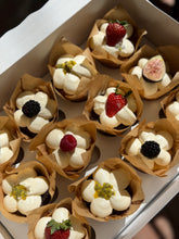 Load image into Gallery viewer, Flower Carrot Cupcakes
