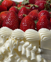 Load image into Gallery viewer, Strawberry vintage cake
