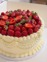 Load image into Gallery viewer, Strawberry vintage cake
